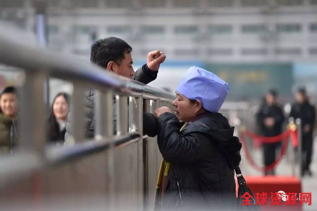 岁民工火车站送别妻子画面