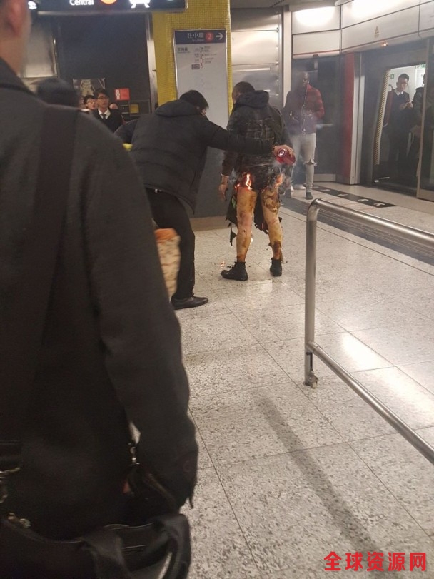 , 初步消息指,火警中伤者包括6女2男,全部已被送院抢救。港铁发言人表示,因尖沙咀站发生事故,荃湾线列车将不停尖沙咀站。