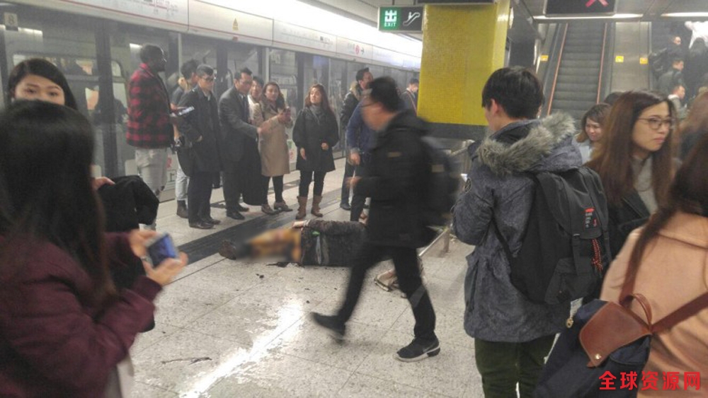 , 运输署宣佈,接获港铁公司通知,由于车站发生事故,荃湾綫列车服务受阻,不停尖沙咀站,而来往中环站及荃湾站列车,每5分钟一班。