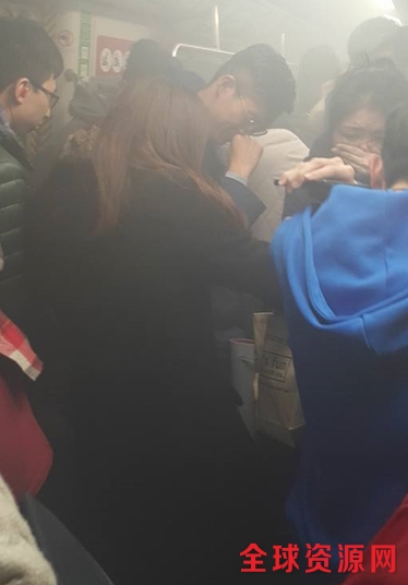 , 当列车进入尖沙咀站月台后,其中一名下半身着火的男乘客衝出月台,需由其他乘客用水协助扑熄火势。另有一名男子被烧至手脚掉皮,倒卧月台。