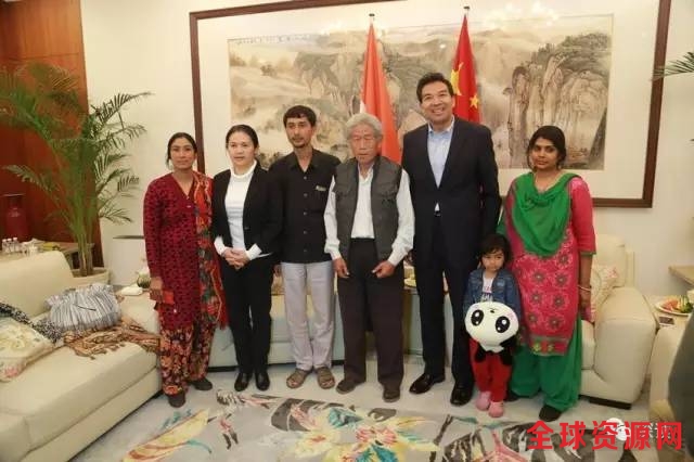 临行前，中国驻印度大使罗照辉及夫人江亦丽参赞会见了王琪老人及其家人，使馆派出高级外交官陪同他们返国 中国驻印度大使馆网站图片