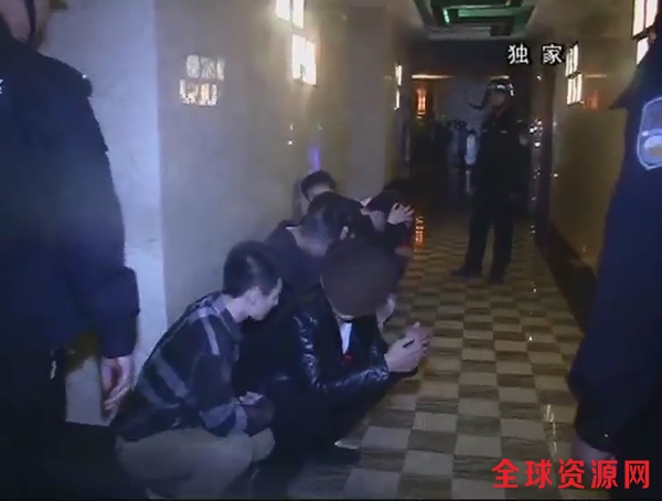 2月7日凌晨，湖南省公安厅、衡阳市公安局联合行动，在衡阳城区某知名酒店内的“蝙蝠夜总会”，当场查获涉毒人员62人。 本文图片均为视频截图