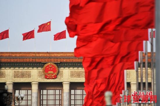 资料图 ：2016年3月5日，十二届全国人大四次会议在北京人民大会堂开幕。会场外红旗迎风飘扬。 中新社记者 金硕 摄