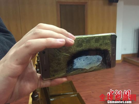 2017年2月22日，上海首起因使用三星Note7手机爆炸而诉至法院的案件在上海市金山区法院开庭。这起曾引起媒体广泛关注的案件当庭和解，三星公司返还购机款，并按购机款三倍予以赔偿。图为发生自燃的三星NOTE7手机。 李姝徵 摄