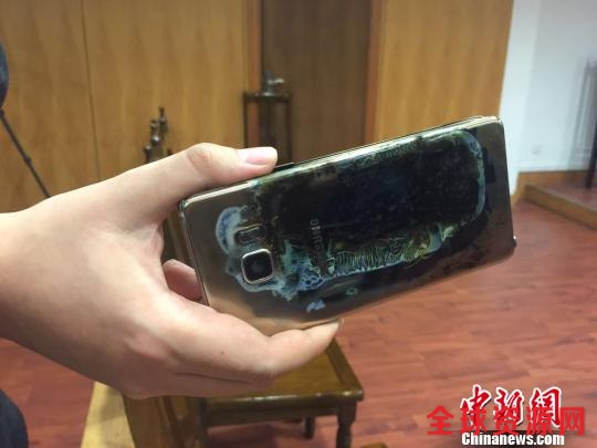 2017年2月22日，上海首起因使用三星Note7手机爆炸而诉至法院的案件在上海市金山区法院开庭。这起曾引起媒体广泛关注的案件当庭和解，三星公司返还购机款，并按购机款三倍予以赔偿。图为原告购买的、后发生自燃的三星NOTE7手机。 李姝徵 摄
