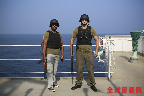 安保员Lokendra和Anatolii站在甲板上，他们共同负责护送SD号商船的任务。 本文图片均来自澎湃新闻记者谢匡时