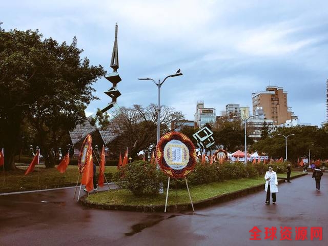 台北二二八和平公园22日下午被插满五星红旗。（台媒图）