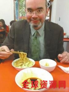 中国侨网美国驻成都总领事吃“苍蝇馆子”。(资料图片)