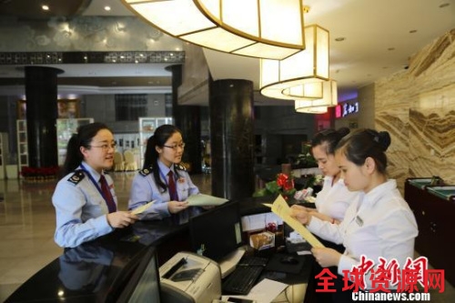 资料图： 厦门国税工作人员深入营改增企业宣传相关政策。 曾霄 摄