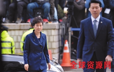 3月30日，韩国首尔中央地方法院，韩国前总统朴槿惠出庭受审。法院将在31日上午前决定是否批准逮捕朴槿惠。本版图片/视觉中国