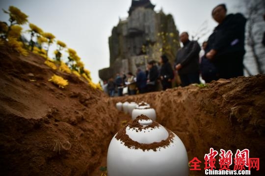 清明节河北举行免费公益花坛葬集体安葬仪式（图）