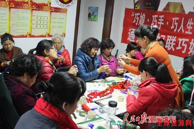 街道社区志愿者开展“关爱空巢老人”等各类活动。