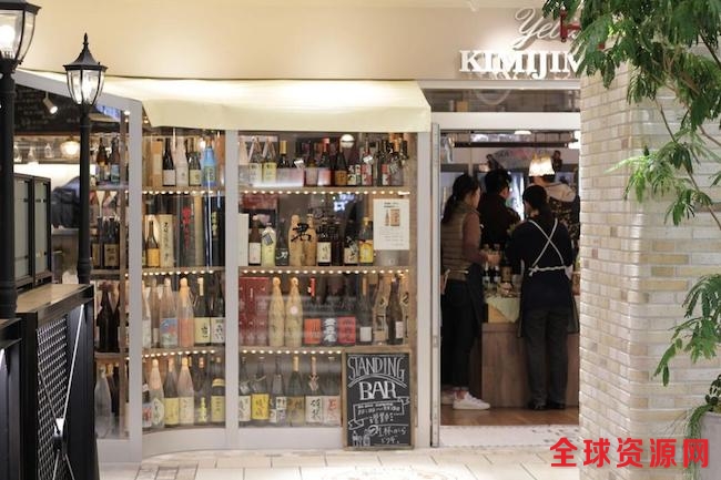 惠比寿的横滨君岛屋会定期推出清酒新品，一杯90ml的清酒价格在300-1000日元之间