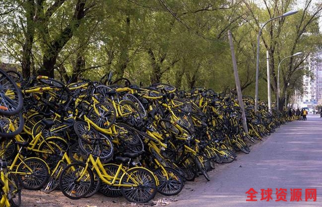 北京万辆被损坏共享单车堆积成山 绵延300米(组图)
