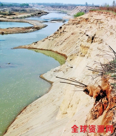 河道非法挖沙岸边塌陷 沁河济源段北岸流失大片耕地