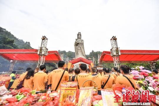 台商及信众拜祭妈祖 陈骥旻 摄