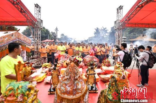 台商及信众拜祭妈祖 陈骥旻 摄