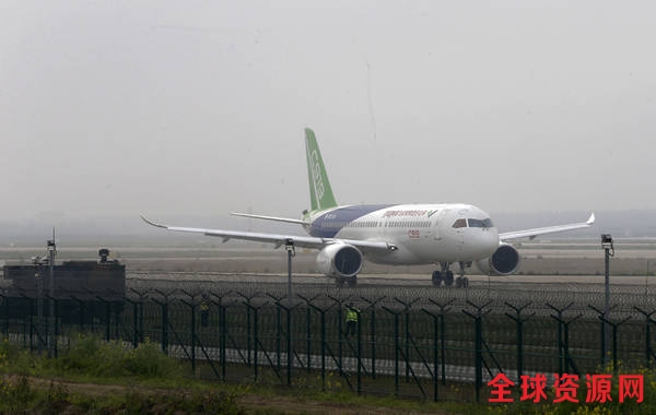2017年4月16日上午，中国商飞国产大飞机C919的原型机，在上海浦东国际机场4号跑道进行了首次高速滑行测试，测试顺利。 此前C919已经通过首飞技术评审。目前，首飞前的各项技术测试工作正在有条不紊的展开。 图集图片：澎湃新闻记者 赵昀