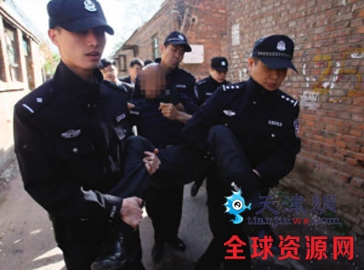 未经允许住人房 老赖被强制搬家