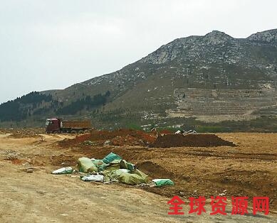 黄路线村东北方向耕地变渣土场 多次整改又“复活”？