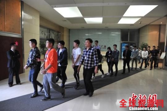 图为警方抓捕行动现场 李立铭 摄