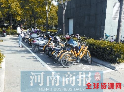 郑东新区给共享单车建共享“新家” 有专人停放
