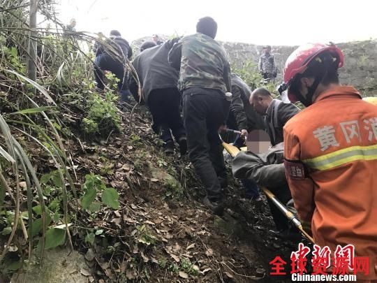 救援人员把伤员救出送医 周正勇 摄