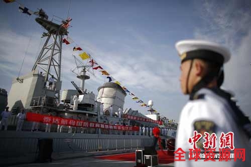 图为退役舰艇落位天津航母公园仪式现场。