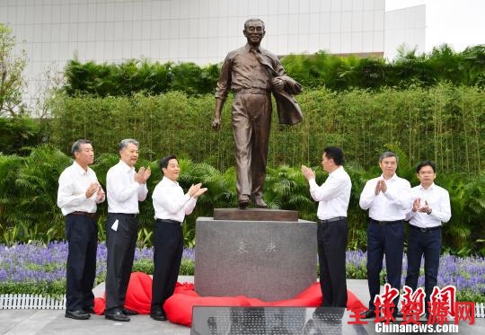 中国改革开放探索者袁庚塑像在深圳蛇口揭幕