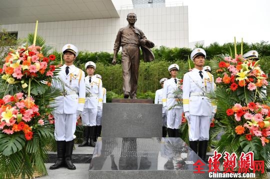 礼宾仪仗队向袁庚塑像敬献花环。 陈文 摄