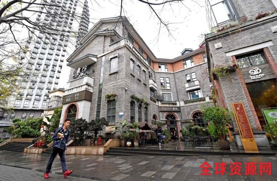 渝中区中山四路中山文化产业园内的新老建筑（4月25日摄）。