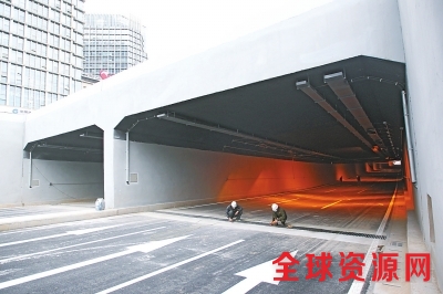 郑州紫荆山路下穿陇海路隧道通了 目前只能直行