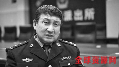 文中图：乃合买提在南通市的工作照。（图片为电视截图）