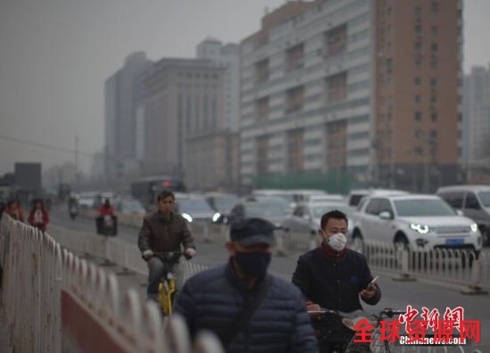 3月20日，北京市民在雾霾中出行。当日，京津冀环境气象预报预警中心发布的北京地区空气污染气象条件预报显示，北京当天白天大部分地区空气污染气象条件等级为3-4级。 中新社记者 刘关关 摄