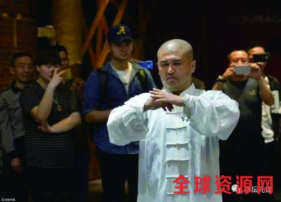 雷雷，网传其曾在北京什刹海体校练过散打，后来学杨氏太极拳，开山立派“雷公太极”。