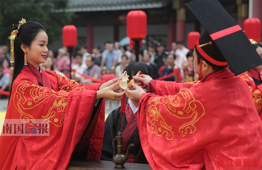 5对新人文庙举行“汉婚” 再现华夏传统婚礼盛况