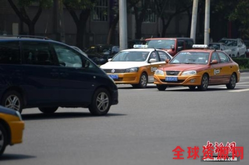 资料图：行驶在路上的传统出租车。中新网记者 金硕 摄