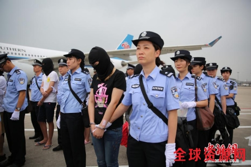 资料图： 广东警方将129名电信诈骗嫌疑人押解回广州。 中新社记者 粤警方 摄