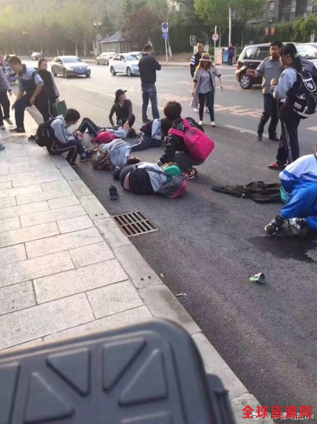 大连15中门口孕育产生惨烈车祸 7名学生被撞飞(图)