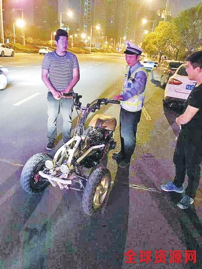 “飙车族”再现 郑州交警查扣摩托车10辆豪华跑车3台