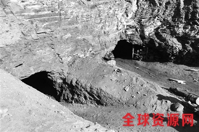 炸封前的非法采矿洞口(自治区国土资源厅提供)