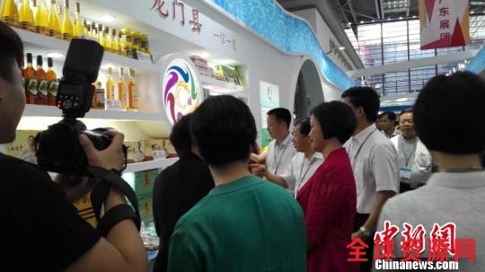 图为惠州市领导在深圳文博会上龙门县项目、产品推介展区参观。 宋秀杰 摄 图为惠州市领导在深圳文博会上龙门县项目、产品推介展区参观。 宋秀杰 摄