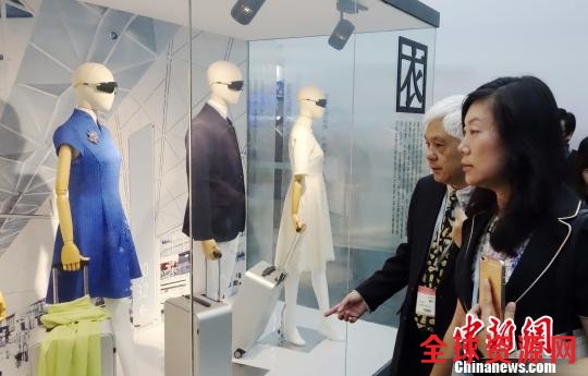 第十三届中国(深圳)国际文化产业博览交易会11日开幕，图为香港馆陈列展示的具有东方元素的“知性中装”。 许青青 摄