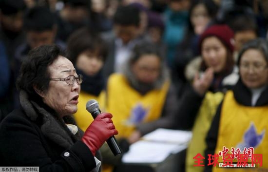 资料图：韩国民众在日本使馆前就慰安妇问题集会示威。