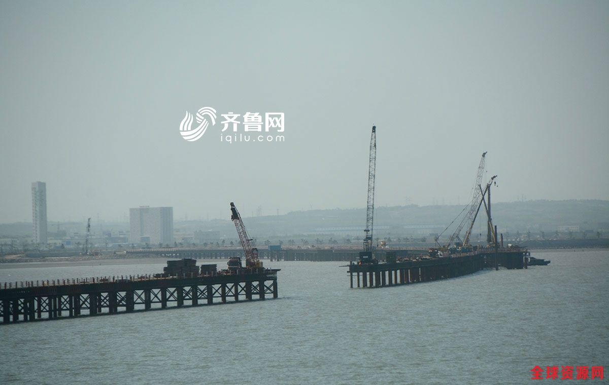 青岛海湾大桥胶州连接线工程雏形初现