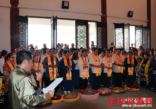 出席交流活动的台港澳嘉宾祭拜哪吒太子。