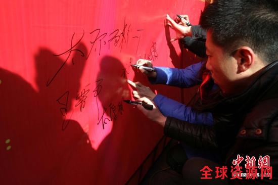 3月15日上午,山西省质监系统组织以“质量与民生”主题活动宣传,为消费者提供信息咨询、假冒伪劣商品辨识和现场受理投诉等服务。当日,“农资打假行动集中行动月”活动在山西太原启动。 中新社发 张云 摄 3月15日上午,山西省质监系统组织以“质量与民生”主题活动宣传,为消费者提供信息咨询、假冒伪劣商品辨识和现场受理投诉等服务。当日,“农资打假行动集中行动月”活动在山西太原启动。 中新社发 张云 摄