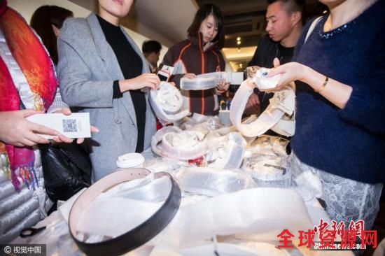 资料图：浙江省杭州市某商场一奢侈品集合店玩“快闪”，引发市民排队疯狂抢购。锐图 摄 图片来源：视觉中国
