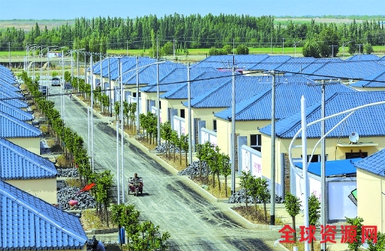 5月16日拍摄的博乐市乌图布拉格镇格尼登新村外景。今年,博尔塔拉蒙古自治州计划完成135个村的“美丽乡村”建设项目,完善农村饮水、道路、庭院等基础设施,全面推进双语幼儿园、卫生室、文化图书室、村民服务中心等建设。该项目惠及11万各族农牧民。□新疆图片总汇 于苏甫·艾尼摄