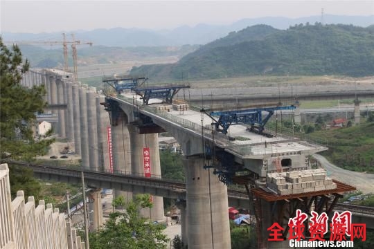 图为,转体后的汉十高铁跨襄渝铁路特大桥 林成立 摄 图为,转体后的汉十高铁跨襄渝铁路特大桥 林成立 摄